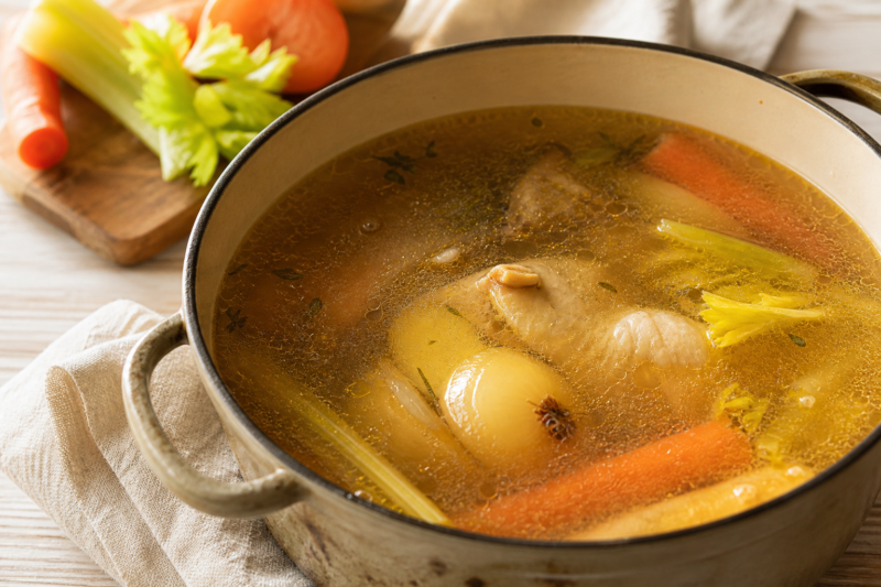 Brodo di pollo fatto in casa (foto illustrativa)