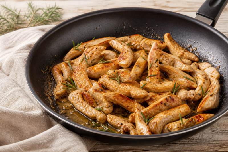 Straccetti di pollo in padella (foto illustrativa)