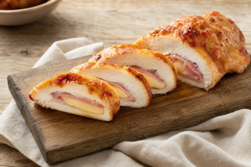 Tramezzini di pollo con prosciutto e formaggio Tramezzini di pollo con prosciutto e formaggio (foto illustrativa)